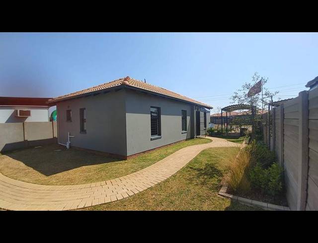 2 BEDROOM HOUSE FOR SALE IN PROTEA GLEN